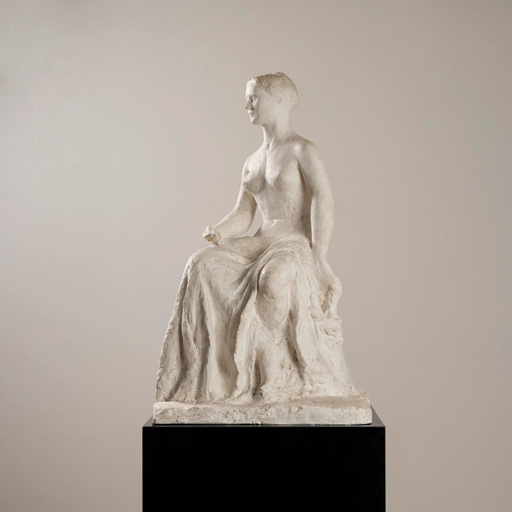 Gertrude Bret, sculpture de femme assise, plâtre, France, circa 1935.